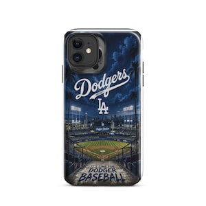 Puede incluir: Una funda para smartphone con una vista nocturna del Dodger Stadium, el logotipo de los Dodgers, el emblema LA y el texto It's Time For Dodger Baseball. El diseño incluye un campo de béisbol, luces de estadio y palmeras bajo un cielo oscuro.