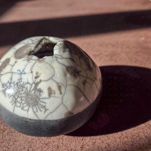 Vintage signerad Raku keramik Bud vas, minimalistisk Wabi Sabi Crackle Glaze Ikebana hållare, Studio keramisk triangel stämplad sfärisk kärl