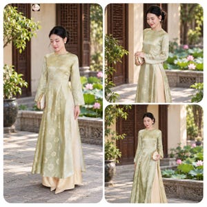 Może przedstawiać: Jasnozielona tunika z długim rękawem sięgająca ziemi, ozdobiona subtelnym kolistym wzorem kwiatowym, noszona na beżowych spodniach z szerokimi nogawkami. Tunika ma wysoki dekolt i rozcięcia po bokach oraz małą, okrągłą, jasną torebkę kopertówkę.