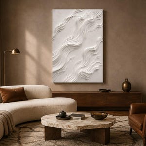 Könnte beinhalten: Ein großes rechteckiges Wandkunstwerk mit einer weißen, strukturierten Oberfläche und erhabenen, fließenden, wellenartigen Mustern. Das Kunstwerk ist an einer Wand montiert und zeigt ein monochromes Design mit tiefen Reliefs.