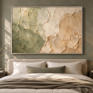 Könnte beinhalten: Ein rechteckiges Wandbild mit einem dicken, strukturierten Impasto-Farbauftrag in Salbeigrün, Creme und warmem Beige. Die Oberfläche zeigt ein geschichtetes, rissiges und unebenes Reliefmuster, das von einem dünnen, hellen Rahmen eingefasst ist.