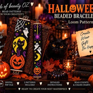 以下が含まれることがあります： ハロウィーンをモチーフにした2つの長方形のビーズ織りパターン。1つはクモの巣と幽霊が描かれたカボチャの上の黒猫、もう1つはクモ、幽霊、三日月、カボチャが描かれています。画像には「HALLOWEEN BEADED BRACELETS」というテキストが含まれています。
