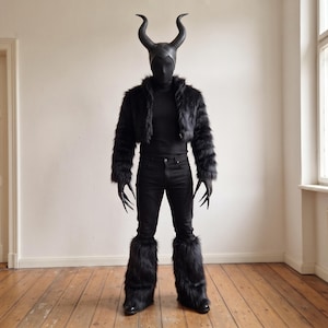 Peut inclure: Un costume complet comprenant une coiffe noire avec deux grandes cornes incurvées, un masque facial noir, un haut noir à manches longues, une veste courte en fausse fourrure noire, un jean noir, des gants noirs à longs doigts et des jambières en fausse fourrure noire.