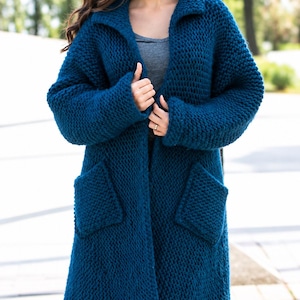 Patroon voor een grof gebreide jas (PDF), oversized turquoise swingjas met opgestikte zakken