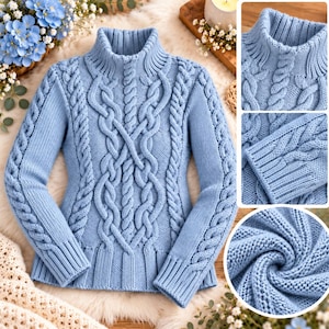 Könnte beinhalten: Ein hellblauer Langarmpullover mit hohem Stehkragen und einem markanten vertikalen Zopfstrickmuster auf der Vorderseite und den Ärmeln. Das Kleidungsstück hat gerippte Bündchen und einen gerippten Saum mit einer strukturierten Strickoptik.