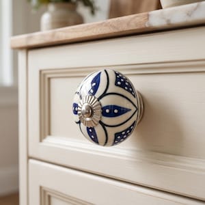 Marineblauer Keramik-Schrankknopf mit Blumenmuster, weißer, handbemalter runder Schubladengriff mit Mosaikmuster