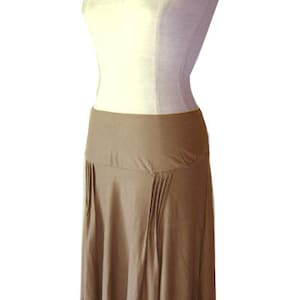 Rok LUNA camel lichtbruin kissagato viscose plooirok bruine stretchrok knielengte