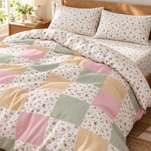 Peut inclure: Une parure de lit composée d'une housse de couette en patchwork et de deux taies d'oreiller assorties. Le motif alterne des carrés de tissu blanc à petites fleurs, de tissu rose à pois blancs et de tissu à carreaux vichy vert et blanc.