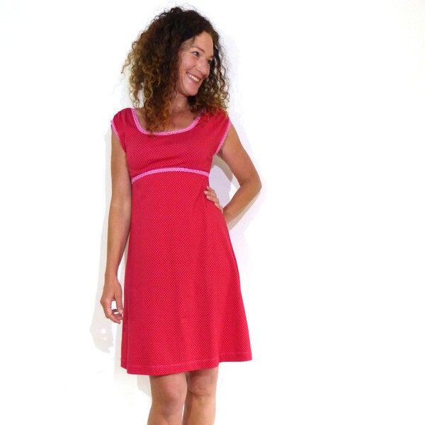 Kleid in rot mit Punkten in Pink