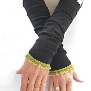 Cuffs, arm warmers, wrist warmers - black, ruffle