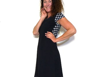 Dress, short sleeves, black with pattern in black/white