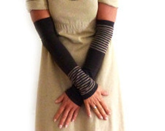 Calentadores de brazos y piernas, marrones y beige con anillos y rayas.