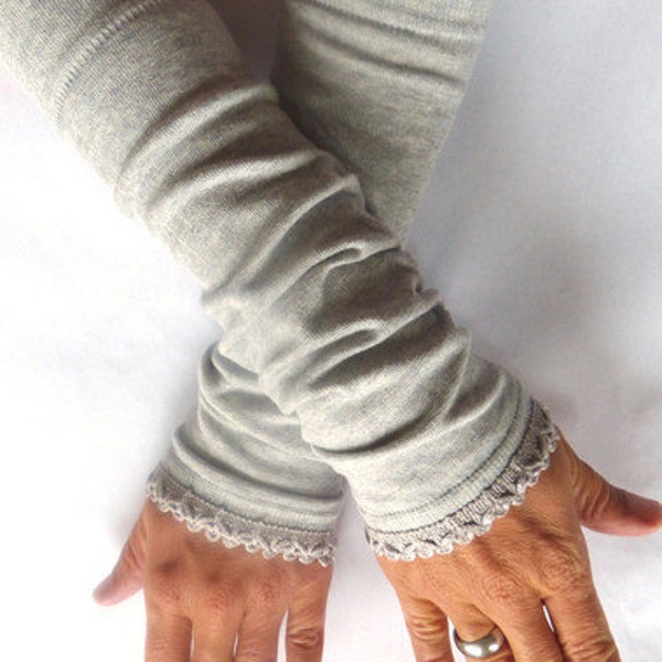 Arm warmers, fingerless gloves in light gray with trim in light gray/blue