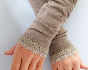 Arm warmers, fingerless gloves in light brown with velvet ruffles