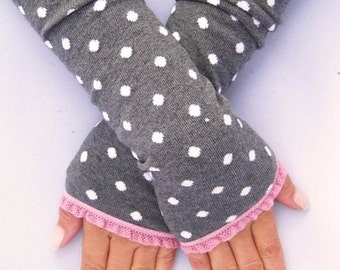 Arm warmers, fingerless gloves in gray dots, pink ruffle