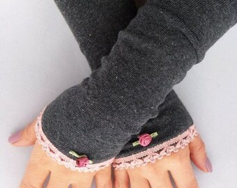Arm warmers, fingerless gloves in gray with ruffles in old pink and rose
