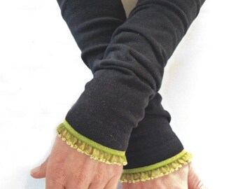 Arm warmers, fingerless gloves in black with ruffles in olive green