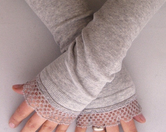 Arm warmers, fingerless gloves in light gray with wool ruffles
