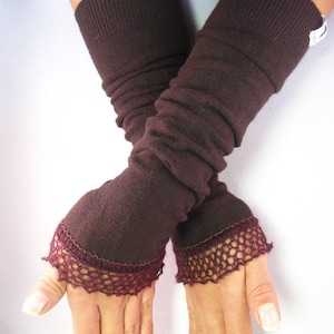 Puede incluir: Un par de calentadores de brazos marrones con un borde de encaje burdeos. Los calentadores de brazos están hechos de una tela suave y elástica, perfectos para mantener los brazos calientes en invierno.
