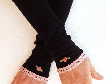 Arm warmers, fingerless gloves in black with ruffles in old pink and rose