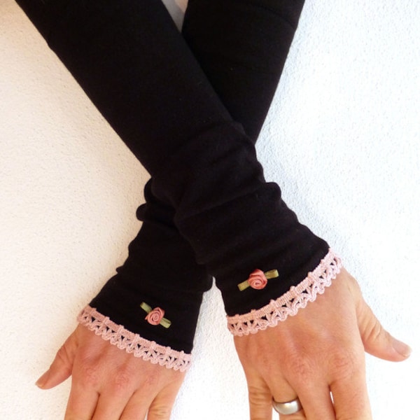 Arm warmers, fingerless gloves in black with ruffles in old pink and rose