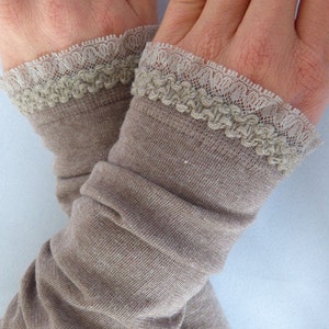 Armstulpen, fingerlose Handschuhe in hellbraun mit Samtrüsche Bild 2