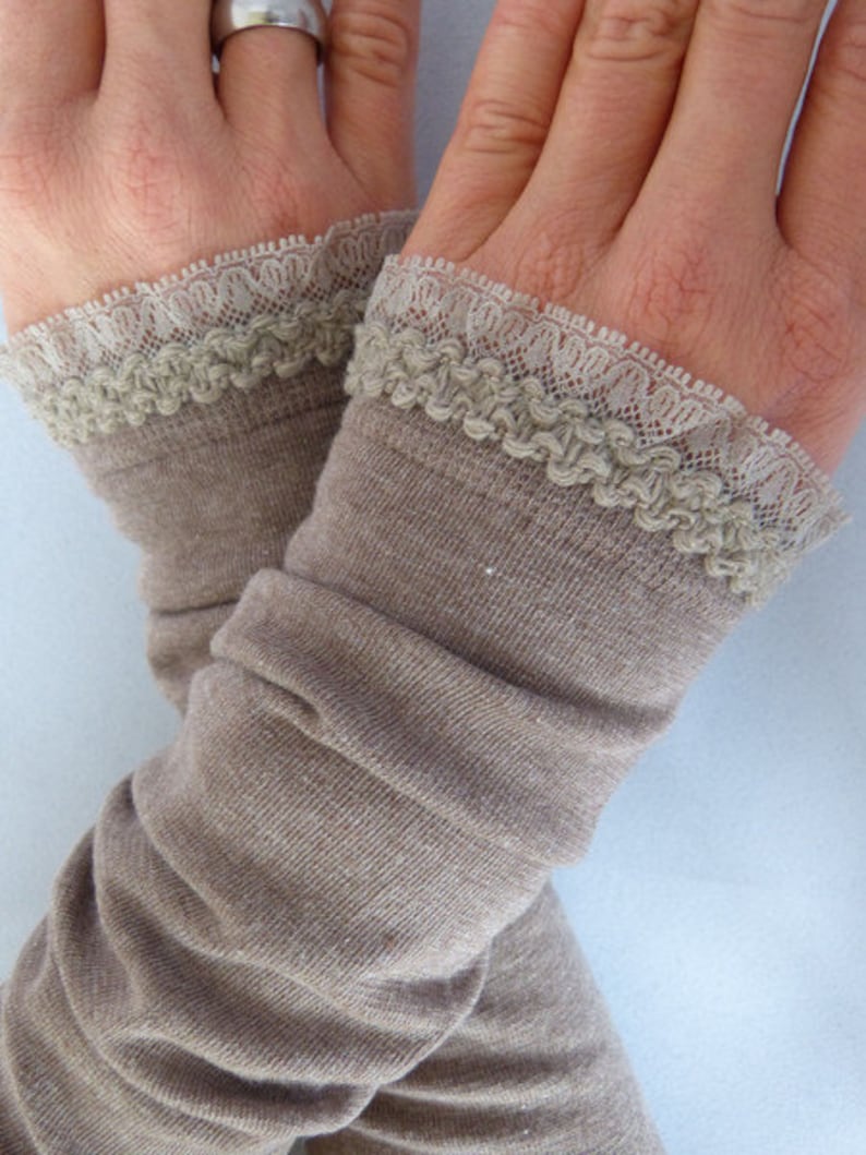 Armwarmers, vingerloze handschoenen in lichtbruin met fluwelen ruches afbeelding 2