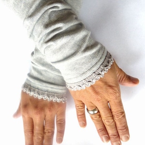 Arm warmers, fingerless gloves in light gray with trim in light gray/blue image 2