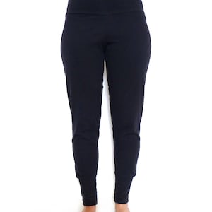 Puede incluir: Pantalones de yoga negros de cintura alta con una cintura ancha.