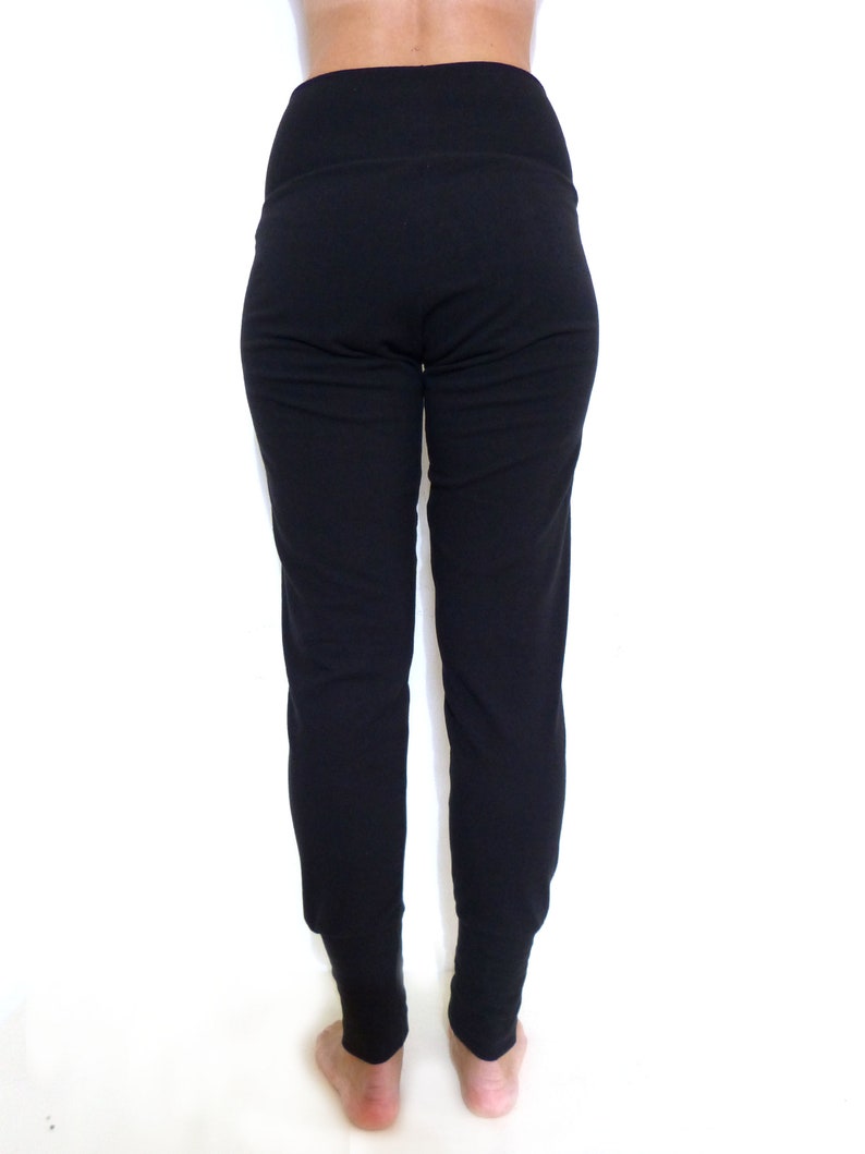 Puede incluir: Pantalones de yoga negros de cintura alta.