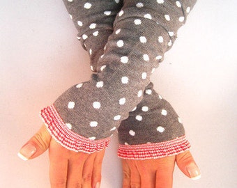 Arm warmers, fingerless gloves in gray with dots and Vichy check ruffles in red and white