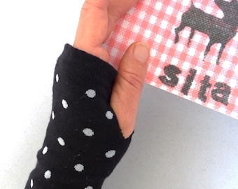 Gauntlets, arm warmers with thumb hole, black dots