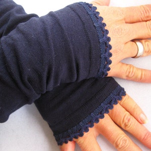 Armstulpen, fingerlose Handschuhe in marine blau mit Borte in blau Bild 2