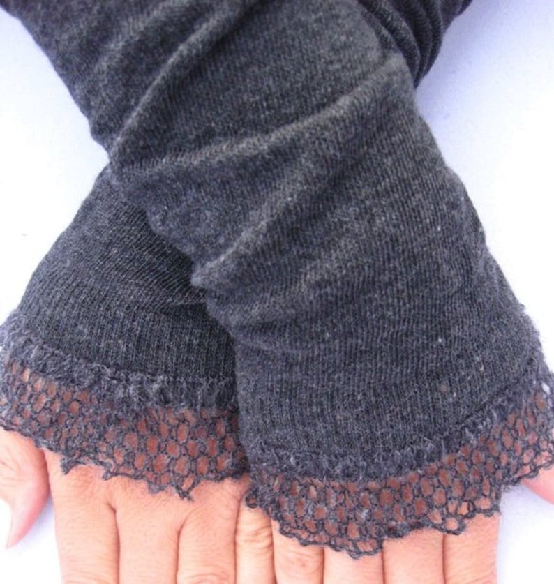 Armstulpen, fingerlose Handschuhe in dunkelgrau mit Wollrüsche Bild 2