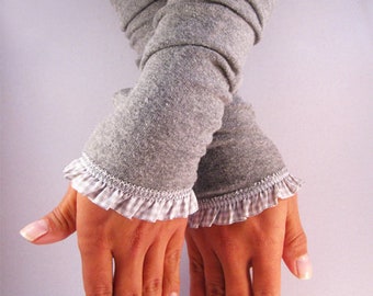 Cuffs, arm warmers, wrist warmers - light gray ruffle