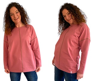 Camicia oversize, lunga in rosa antico, con cuciture decorative in verde oliva
