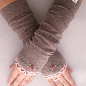 Gauntlets, fingerless gloves in tan with ruffles in dusky pink and rose