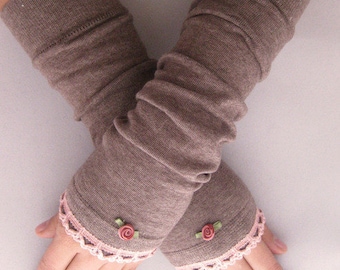 Arm warmers, fingerless gloves in light brown with ruffle in old pink and rose