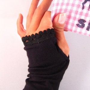 Cuffs, arm warmers with thumb hole - black border