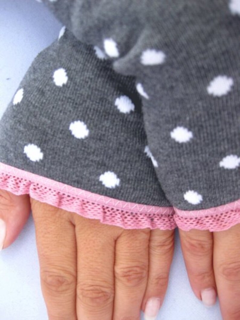 Arm warmers, fingerless gloves in gray dots, pink ruffle image 2