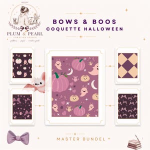 Op de afbeelding: Een digitaal ontwerppakket getiteld BOWS & BOOS COQUETTE HALLOWEEN MASTER BUNDEL met vijf rechthoekige panelen met patronen van roze pompoenen, spookjes met strikjes, hartjes, sterren, manen en ruitpatronen op een donkerpaarse en mauve achtergrond.