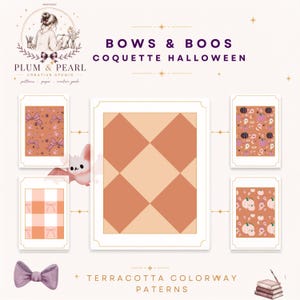 Op de afbeelding: Een digitaal display met de tekst BOWS & BOOS COQUETTE HALLOWEEN en TERRACOTTA COLORWAY PATERNS. Het toont vijf rechthoekige patroonstalen in oranje en roze tinten, met strikken, pompoenen en geesten, plus een ruitpatroon.