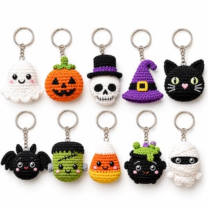 Può includere: Una collezione di dieci portachiavi all'uncinetto a tema Halloween che include un fantasma bianco, una zucca arancione, un teschio con cilindro, un cappello da strega viola, un gatto nero, un pipistrello, un mostro verde, un caramella mais, un calderone nero e una mummia bianca.