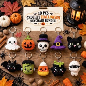 Puede incluir: Un conjunto de 10 llaveros de ganchillo para Halloween que incluye un fantasma blanco, calabaza naranja, calavera con sombrero de copa, sombrero de bruja morado, gato negro, murci&eacute;lago, monstruo verde, ma&iacute;z dulce, caldero y momia.