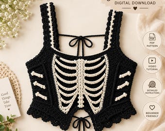 Puede incluir: Un top corto de ganchillo negro con un diseño de caja torácica blanca en la parte delantera, tirantes anchos y cierres de lazo en la espalda. El texto Crochet Pattern DIGITAL DOWNLOAD es visible arriba, con iconos de PDF y tutorial.