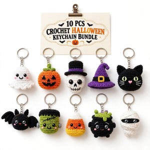 Puede incluir: Un conjunto de 10 llaveros de ganchillo de Halloween que incluyen un fantasma, calabaza, calavera, sombrero de bruja, gato negro, murci&eacute;lago, monstruo, dulce, caldero y momia. Un cartel arriba dice 10 PCS CROCHET HALLOWEEN KEYCHAIN BUNDLE.