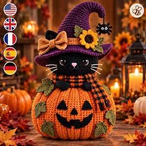 Può includere: Un peluche a forma di gatto nero all'uncinetto con un cappello da strega viola, un girasole giallo, un fiocco beige e un ragno nero pendente. Il gatto indossa una sciarpa a quadri arancione e nera ed è seduto dentro una zucca arancione all'uncinetto.