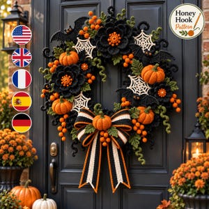 Könnte beinhalten: Ein dekorativer Halloween-Kranz mit gehäkelten schwarzen Blumen, orangefarbenen Kürbissen, weißen Spinnennetzen und schwarzen Fledermäusen. Der Kranz ist mit grünen Blättern, kleinen orangefarbenen Beeren und einer großen gestreiften Schleife verziert.