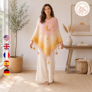 Op de afbeelding: Een gehaakte poncho met een kleurverloop van zachtroze bij de halslijn tot warmgeel aan de zoom. Het kledingstuk is versierd met gehaakte applicaties van manen en sterren en afgewerkt met kleine kwastjes langs de onderrand.