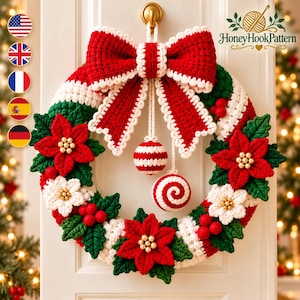 Puede incluir: Una corona de Navidad tejida a ganchillo con un gran lazo rojo, adornos a rayas rojas y blancas, flores de pascua rojas y blancas con centros dorados y hojas verdes. El texto HoneyHookPattern es visible en la esquina superior derecha.